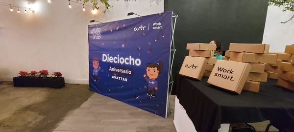 Avattar · 18° Aniversario — Pared gráfica de evento producido por Punto Clave en Monterrey