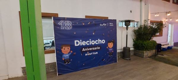 Avattar · 18° Aniversario — Pared en jardín nocturno producido por Punto Clave en Monterrey
