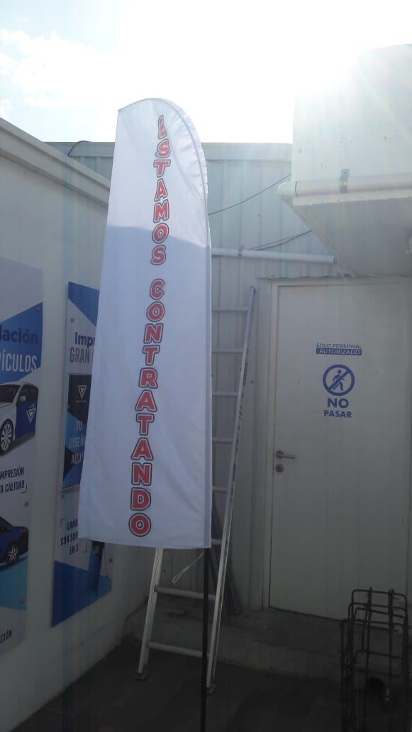 Campaña Estamos Contratando — Bandera vertical exterior producido por Punto Clave en Monterrey