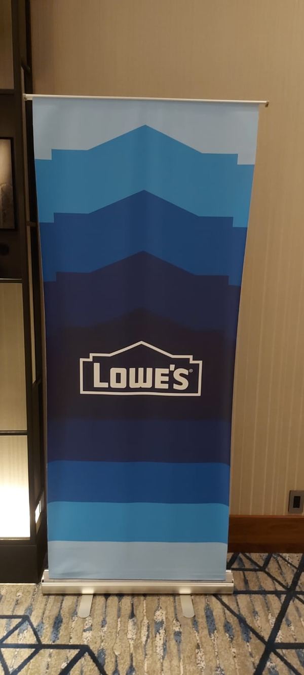 Lowe's — Roll-up para hotel sede producido por Punto Clave en Monterrey