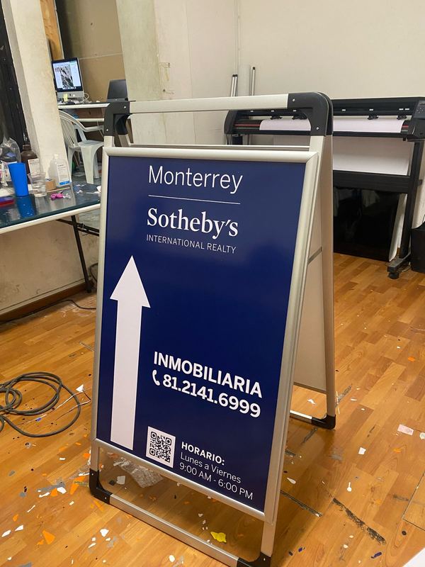 Sotheby's International — Caballete con QR producido por Punto Clave en Monterrey