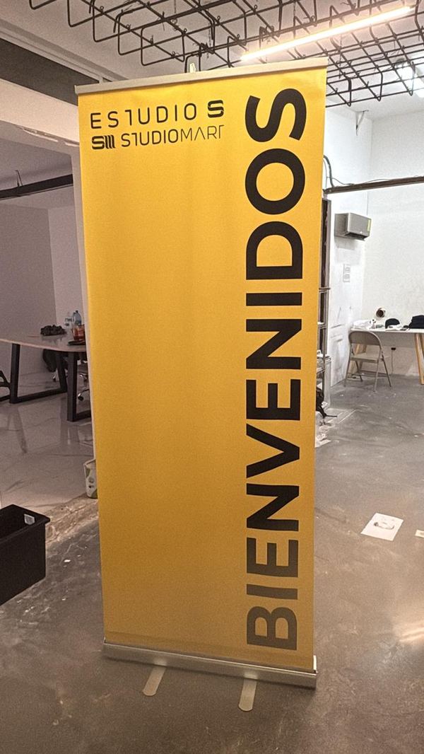 Studiomart — Roll-up bienvenida producido por Punto Clave en Monterrey