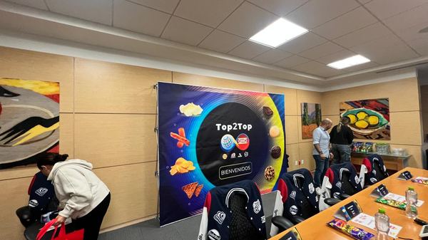 OXXO · Top2Top — Pared frontal de bienvenida producido por Punto Clave en Monterrey