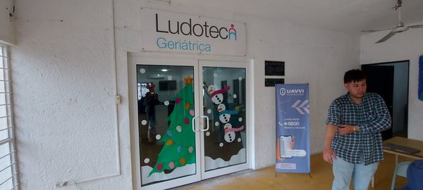 UAVVI · Ludoteca — Roll-up centro de atención producido por Punto Clave en Monterrey