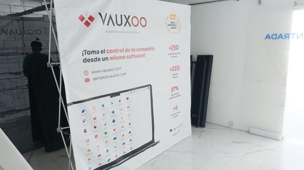 Vauxoo — Pared gráfica con KPIs producido por Punto Clave en Monterrey