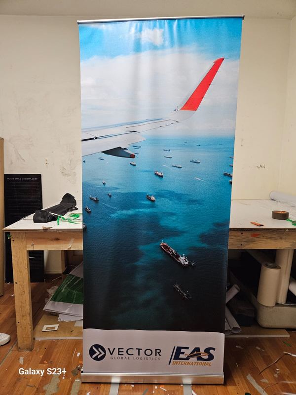 Vector Global Logistics — Roll-up campaña aérea producido por Punto Clave en Monterrey
