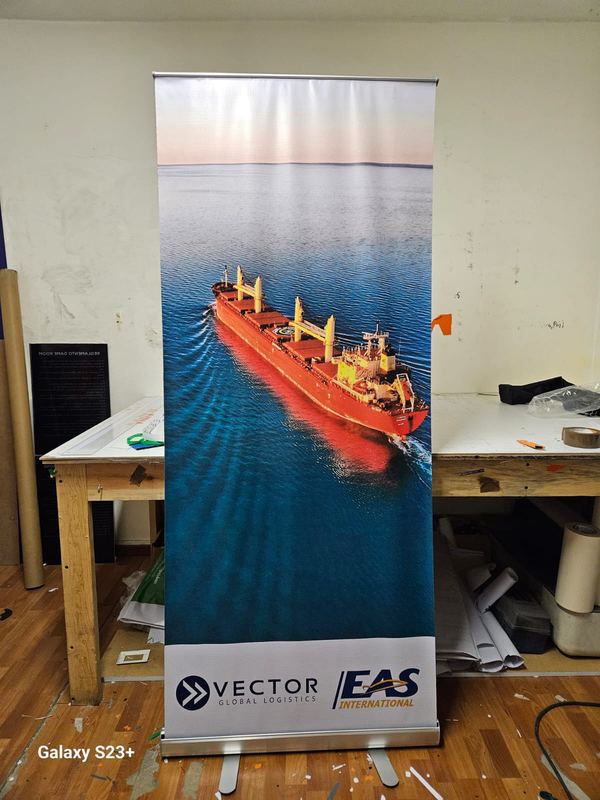 Vector Global Logistics — Roll-up campaña marítima producido por Punto Clave en Monterrey