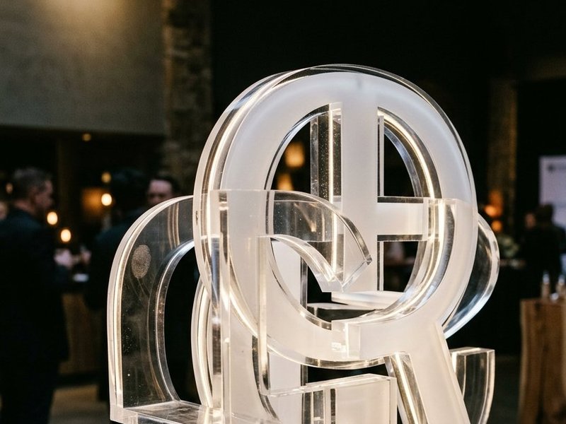 Letras corpóreas de acrílico iluminadas para activación de marca BTL - Punto Clave Monterrey