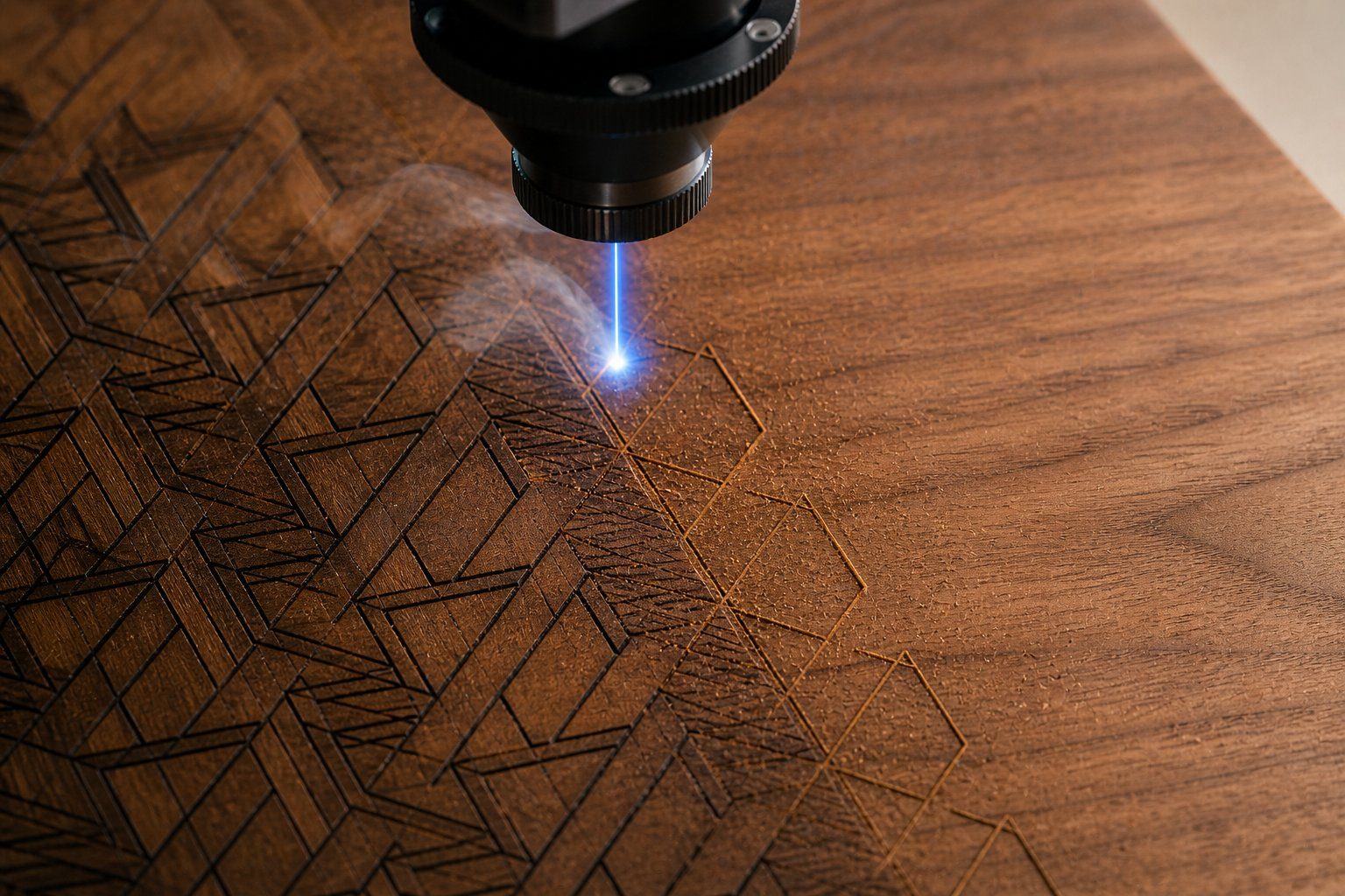 Grabado láser sobre madera de nogal con patrón geométrico en Punto Clave Monterrey
