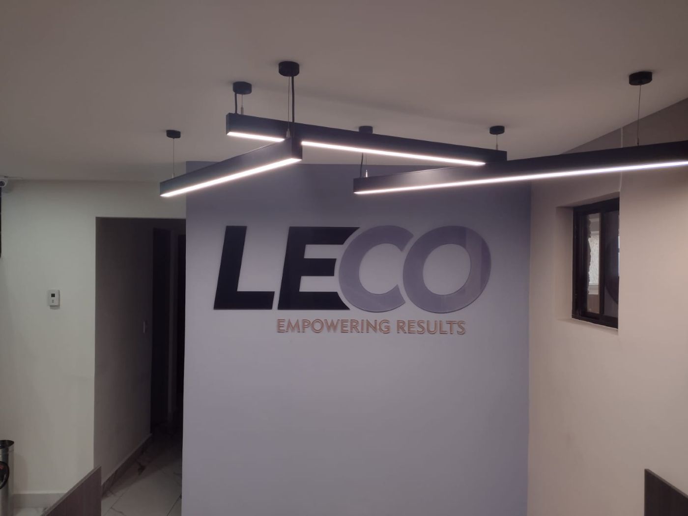 Pieza personalizada en acrílico para cliente en Monterrey