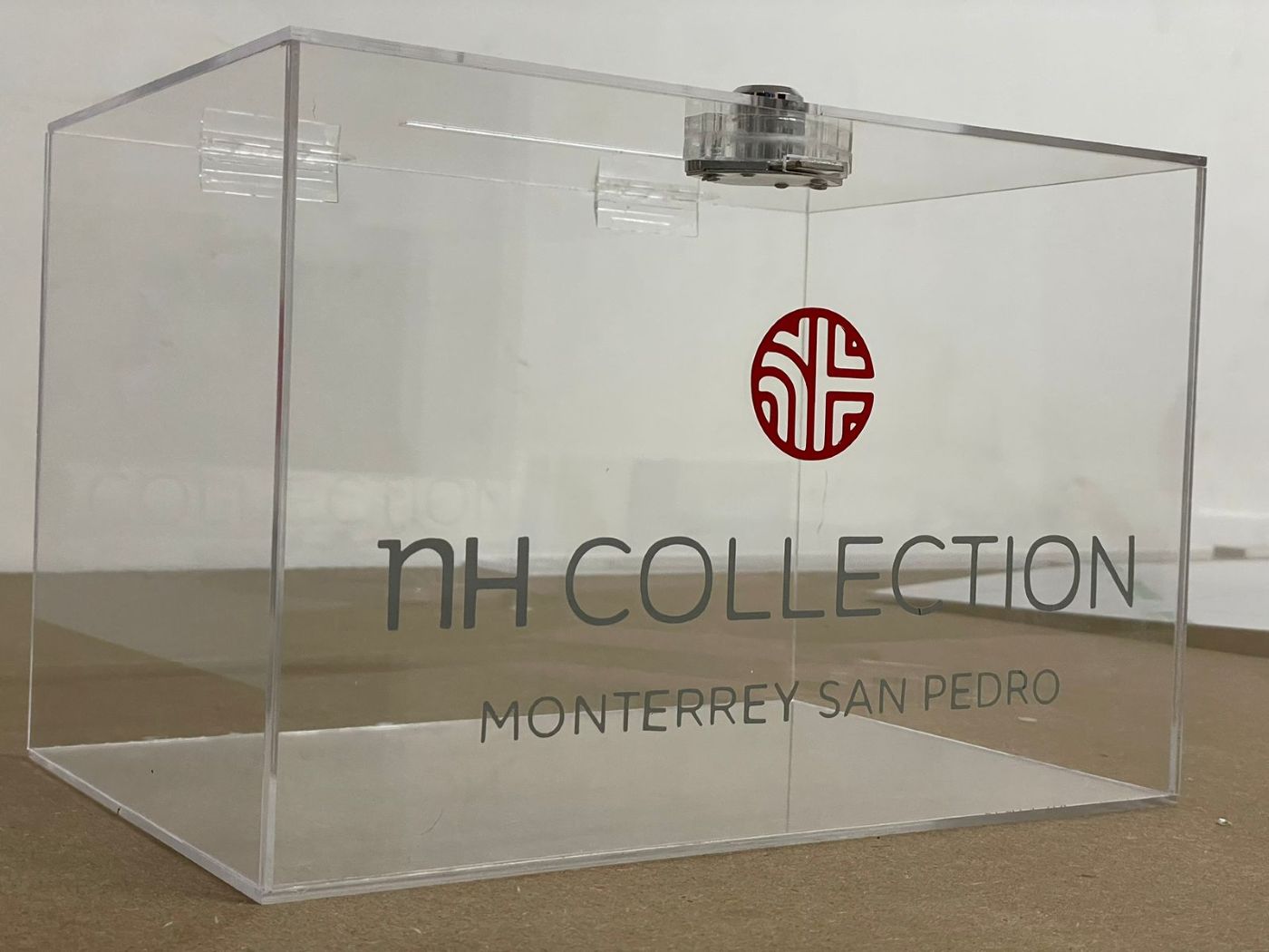 Fabricación de pieza de acrílico transparente para cliente
