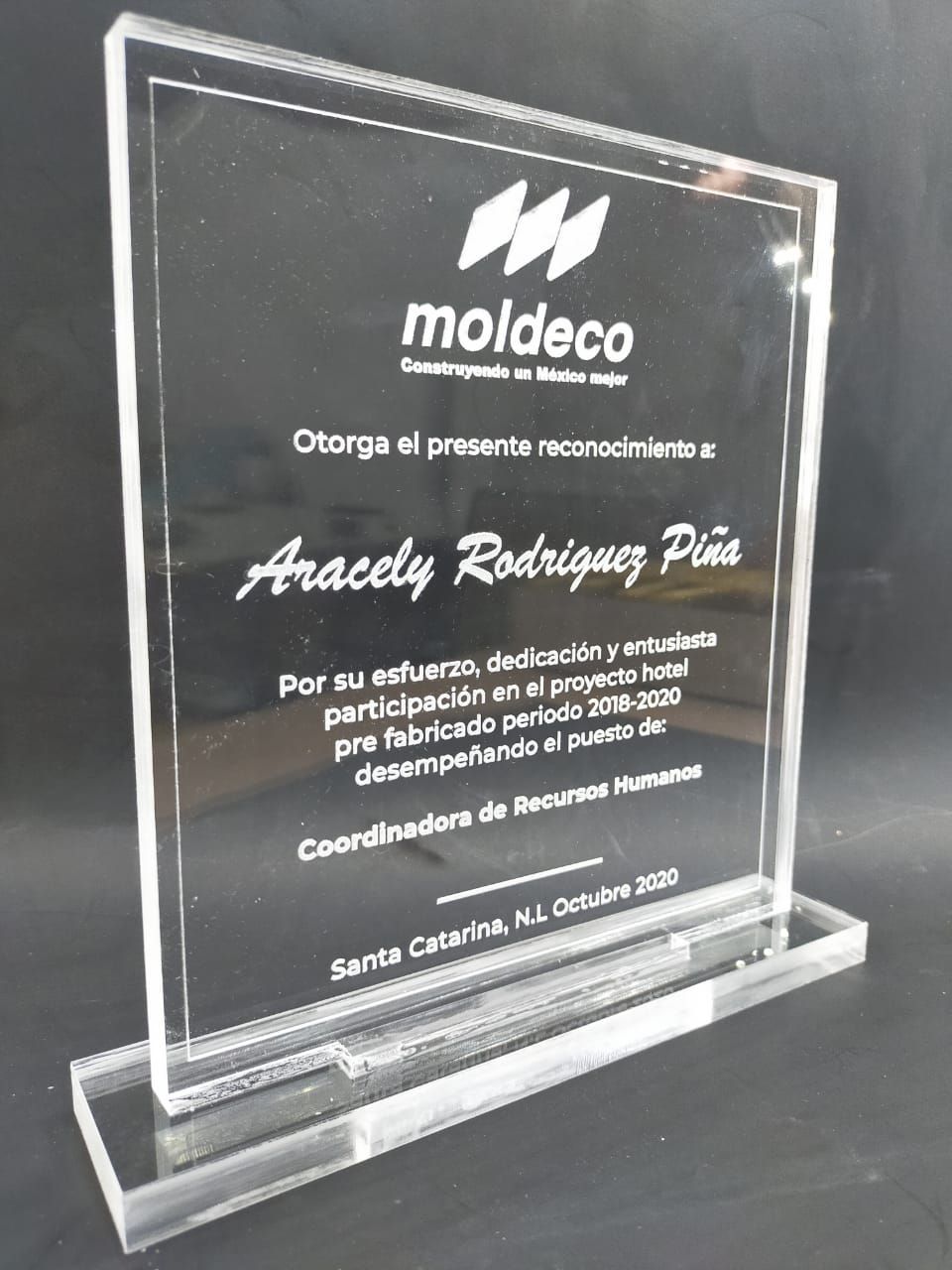Pieza personalizada en acrílico para cliente en Monterrey