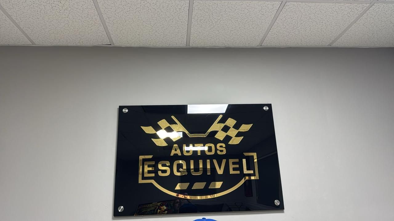 Pieza personalizada en acrílico para cliente en Monterrey