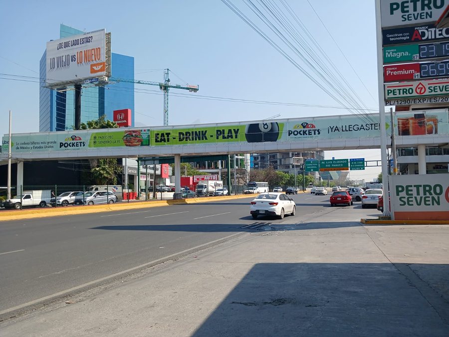 Espectacular en avenida — lona de gran formato en vía pública, producida por Punto Clave en Monterrey