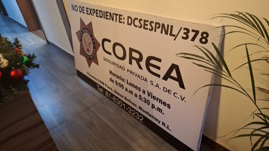 Comunicación interna — lona corporativa para planta, producida por Punto Clave en Monterrey