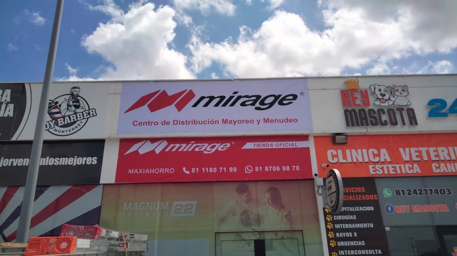 Fachada de local — lona frontlit instalada en fachada, producida por Punto Clave en Monterrey