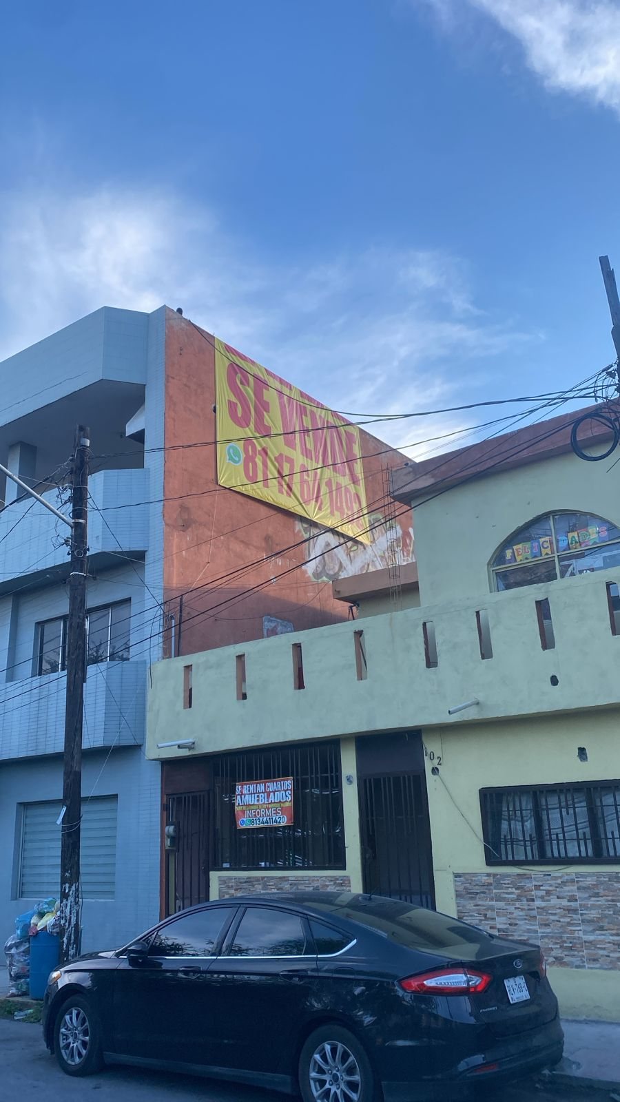 Local comercial — lona de fachada con ojillos, producida por Punto Clave en Monterrey