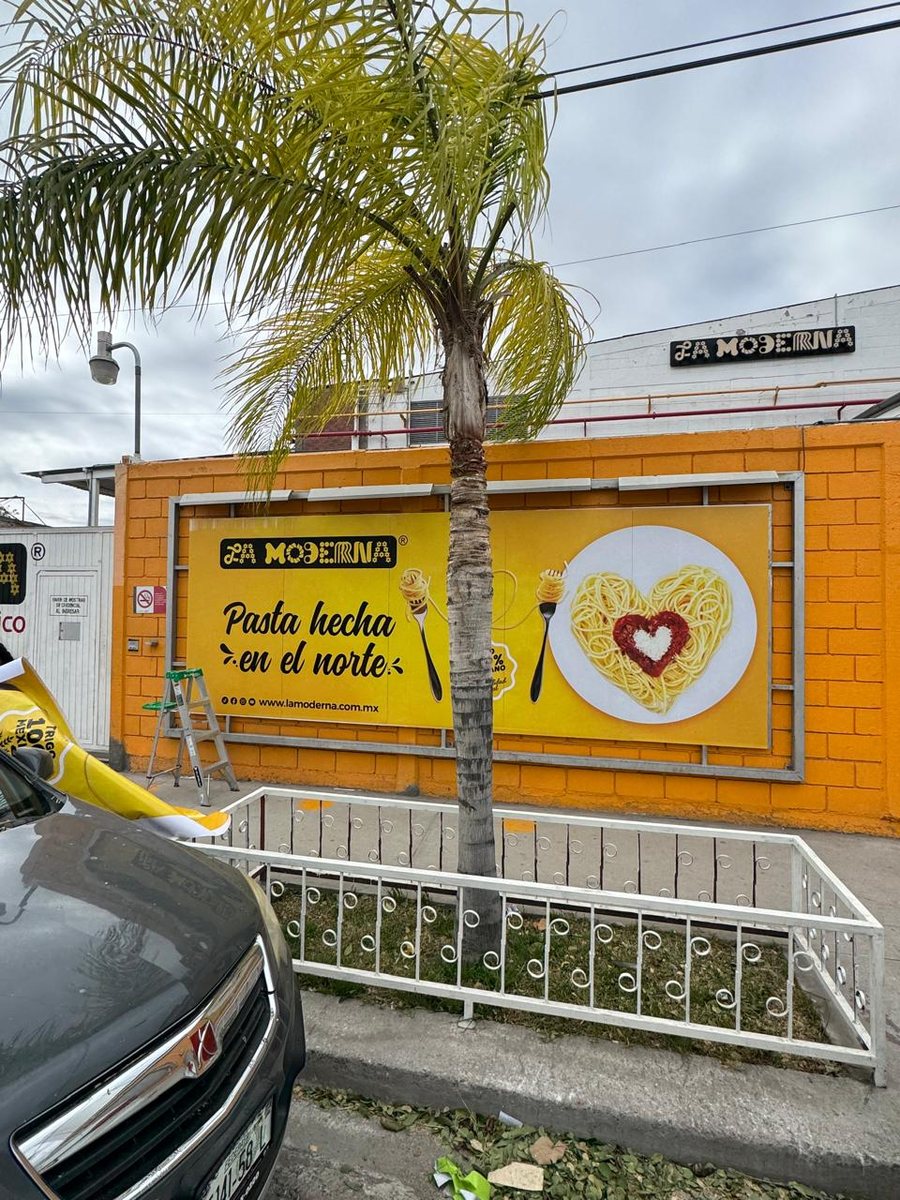 Fachada comercial — lona instalada en exterior, producida por Punto Clave en Monterrey