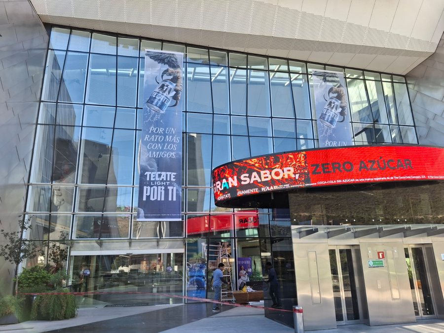 Plaza comercial — lonas verticales en fachada, producida por Punto Clave en Monterrey