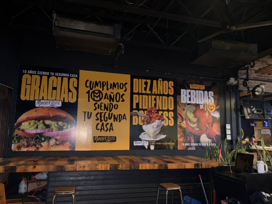 Aniversario de restaurante — lonas de menú y promoción, producida por Punto Clave en Monterrey