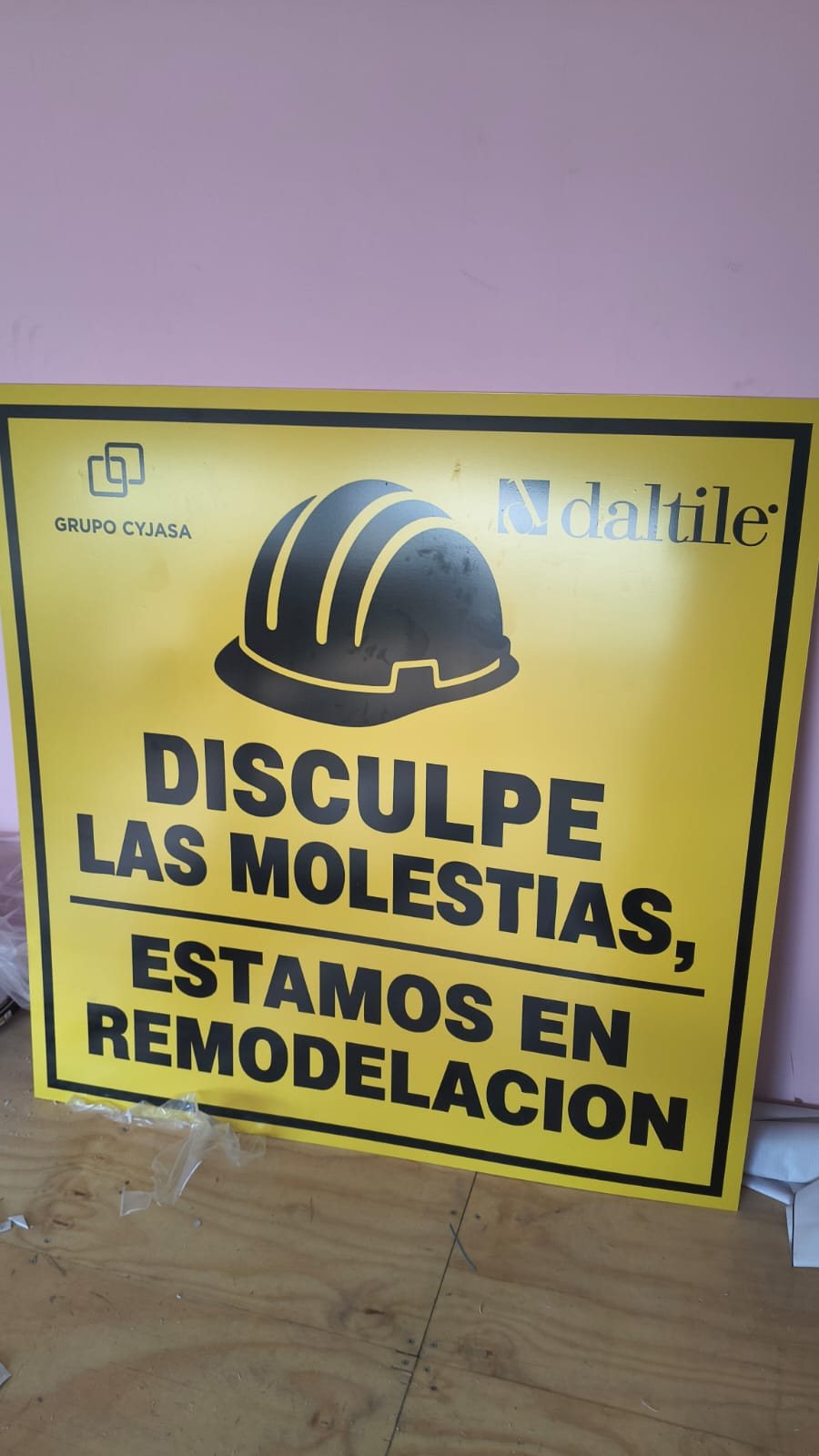 Aviso de obra — señal temporal de remodelación, producido por Punto Clave en Monterrey