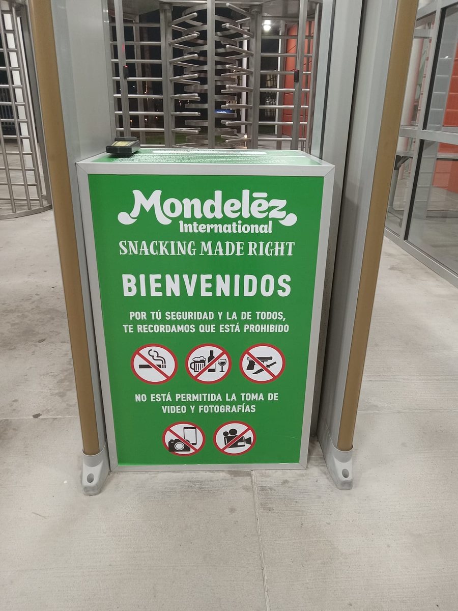 Mondelēz — tótem de bienvenida en planta, producido por Punto Clave en Monterrey