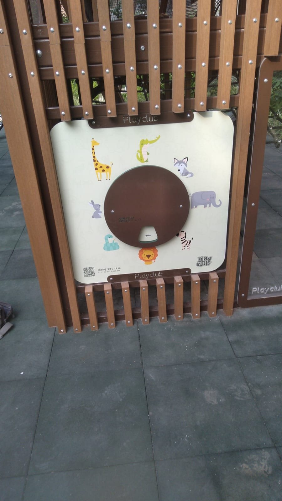 Área infantil — señal circular en zona de juego, producido por Punto Clave en Monterrey