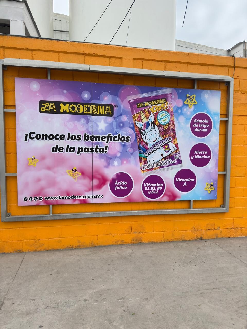 Espectacular publicitario de La Moderna Pasta con impresión gran formato producido e instalado por Punto Clave
