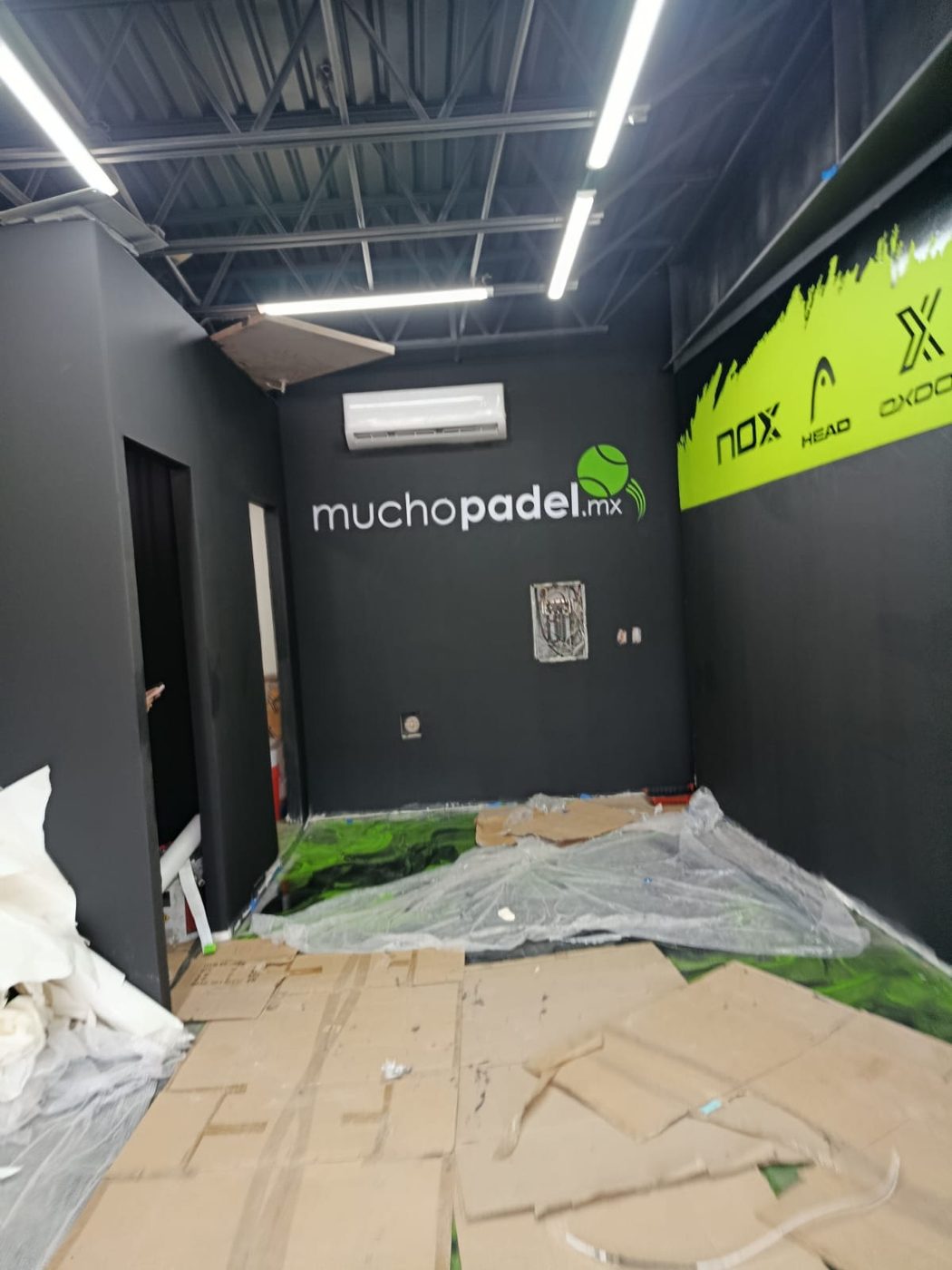 Letras 3D 'muchopadel.mx' con isotipo de pelota y rotulación de pared con vinil verde y logotipos de marcas deportivas instaladas por Punto Clave en Monterrey