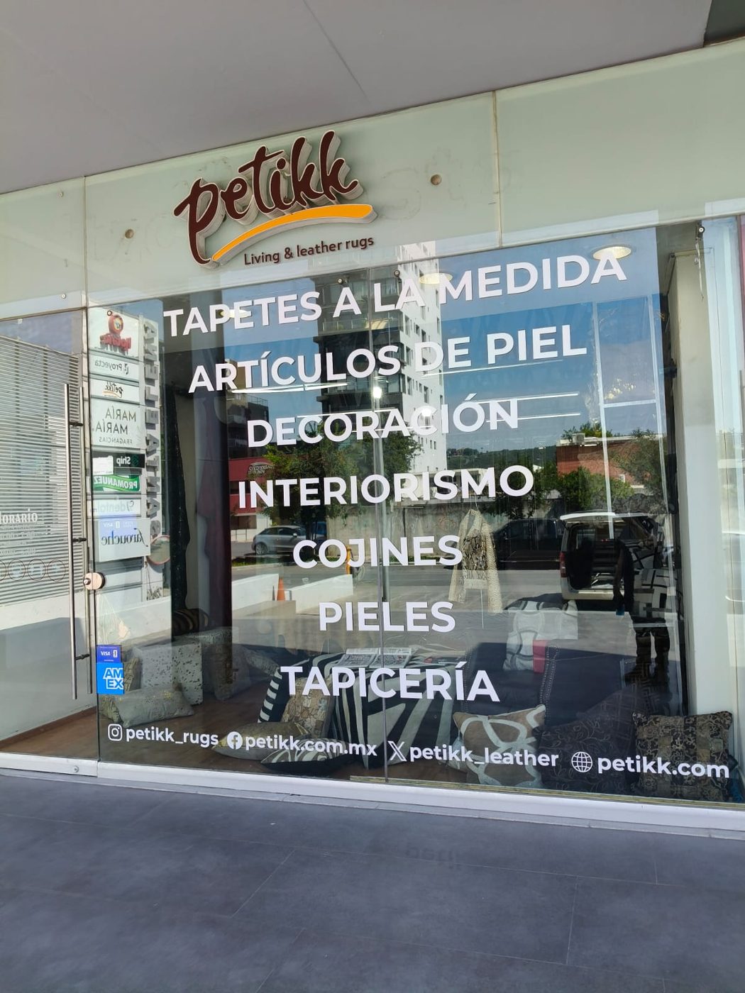 Rotulación de vidriera comercial de Petikk con vinil blanco de corte mostrando categorías de productos, instalada por Punto Clave en Monterrey