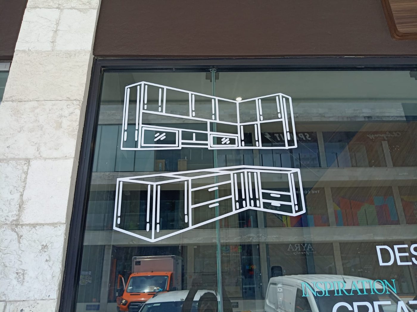 Ilustración decorativa de muebles de cocina realizada con vinil blanco de corte sobre vidriera comercial, instalada por Punto Clave en Monterrey