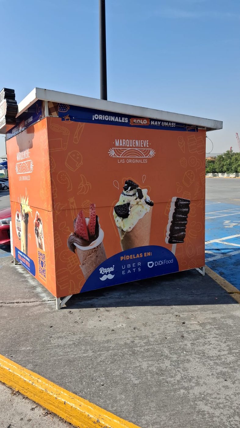 Vista lateral del quiosco de helados Marquenieve con rotulación impresa cubriendo todas sus caras instalado por Punto Clave