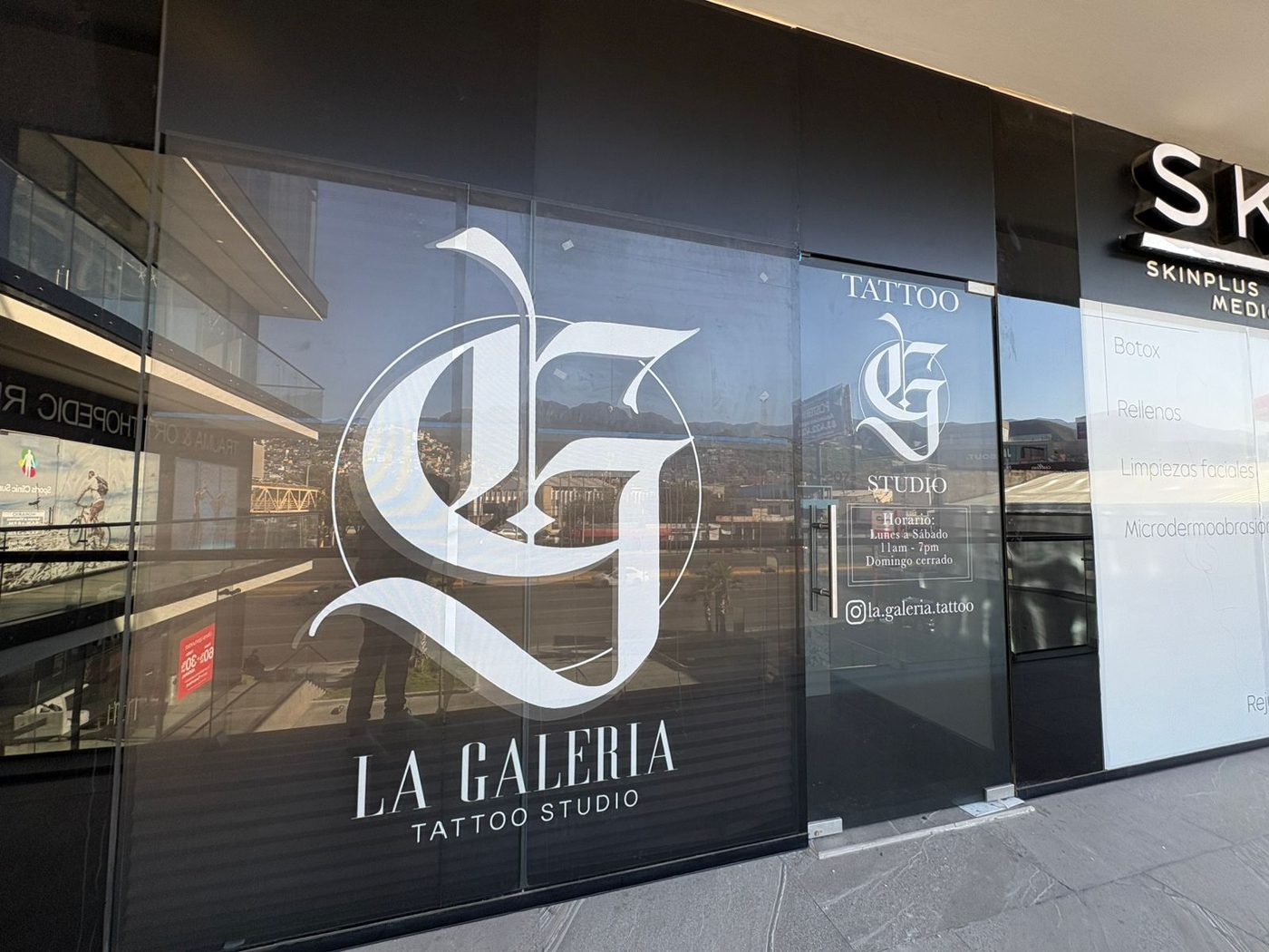 Rotulación de vidriera del estudio La Galeria Tattoo Studio con isologo en vinil blanco sobre cristal oscuro instalada por Punto Clave en Monterrey