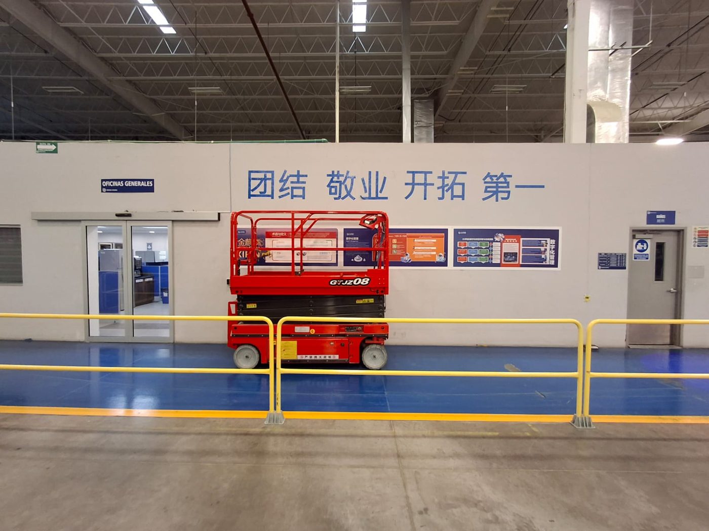 Rotulación industrial corporativa con caligrafía vinílica de gran tamaño sobre pared interior de nave manufacturera instalada por Punto Clave para empresa industrial en Monterrey