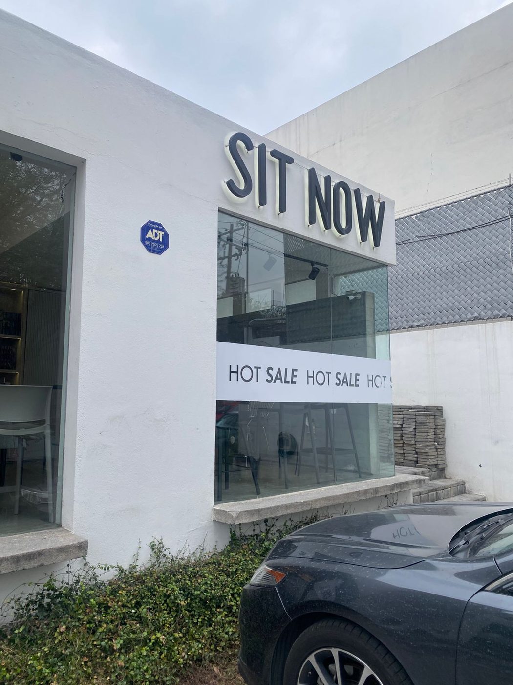 Letras 3D 'SIT NOW' en color negro mate instaladas como rótulo de fachada de tienda de muebles fabricadas e instaladas por Punto Clave en Monterrey