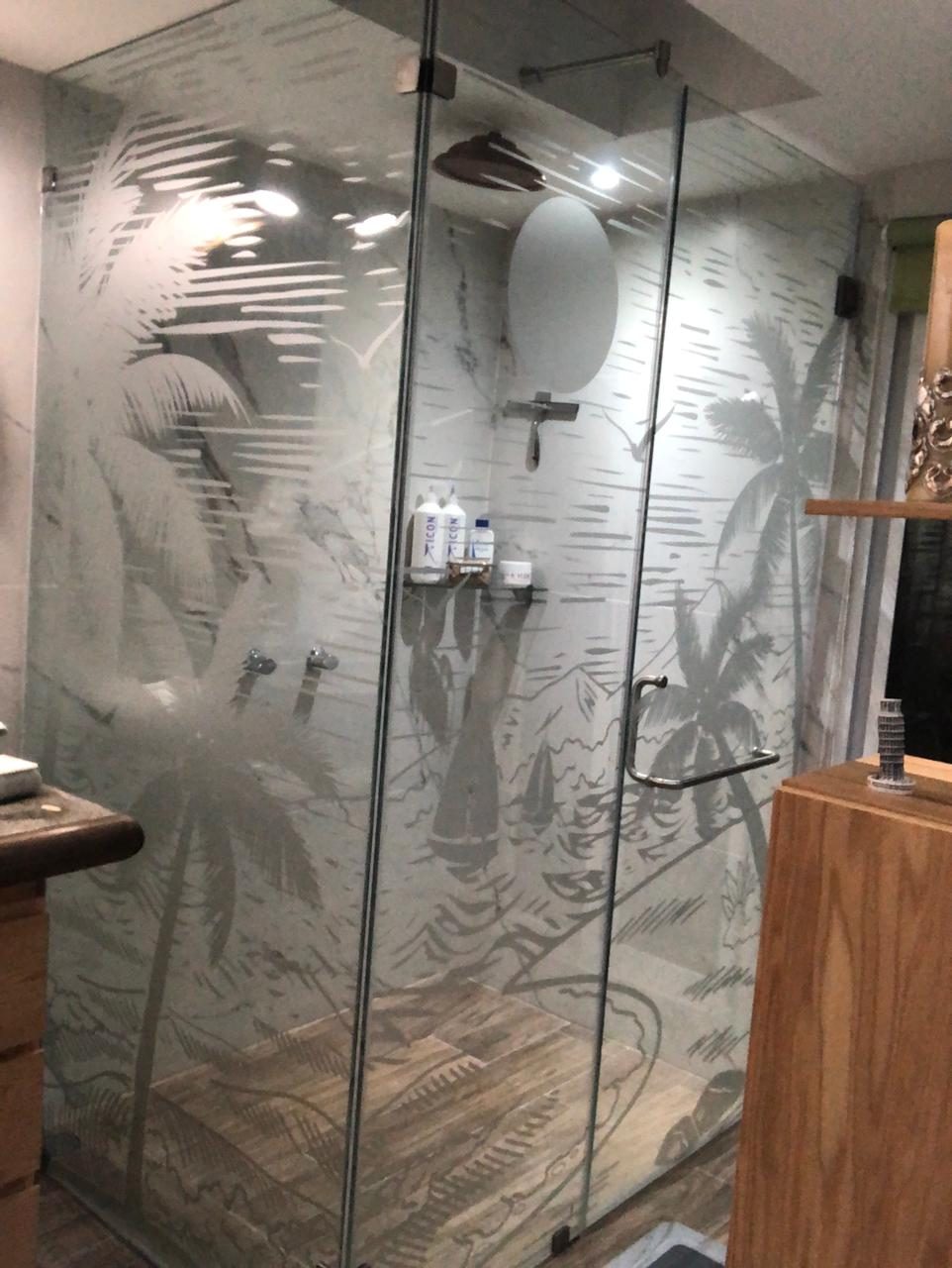 Vinil esmerilado decorativo con ilustración de playa tropical y palmeras instalado sobre cristal templado de regadera residencial en Monterrey por Punto Clave