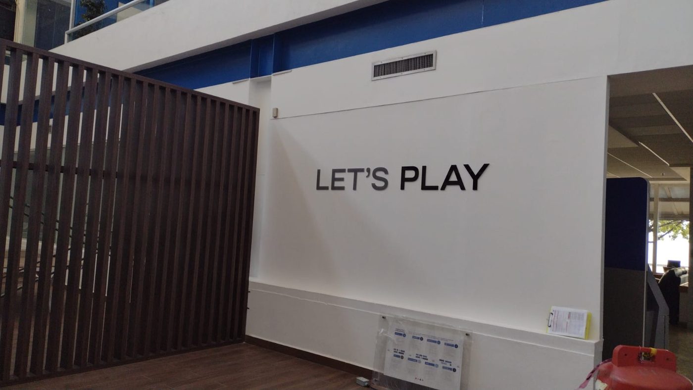 Letras 3D 'LET'S PLAY' en color negro mate dimensionales instaladas sobre pared blanca en zona de entretenimiento, fabricadas e instaladas por Punto Clave en Monterrey