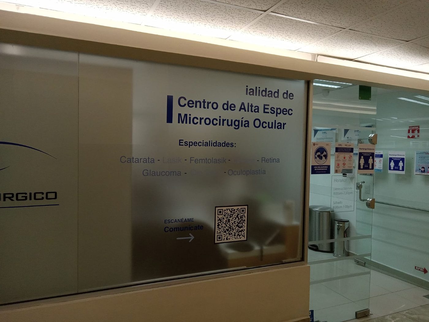 Vidrio esmerilado de Centro de Alta Especialidad de Microcirugía Ocular con vinil impreso listando especialidades médicas y código QR de contacto, instalado por Punto Clave en Monterrey