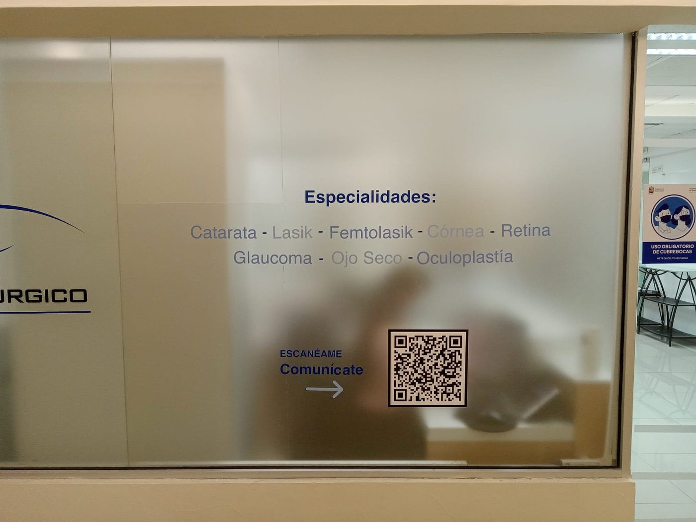 Vista alterna del Centro de Alta Especialidad de Microcirugía Ocular con vinil esmerilado y listado completo de especialidades (Catarata, Lasik, Femtolasik, Córnea, Retina, Glaucoma, Ojo Seco, Oculoplastía) y código QR, instalado por Punto Clave