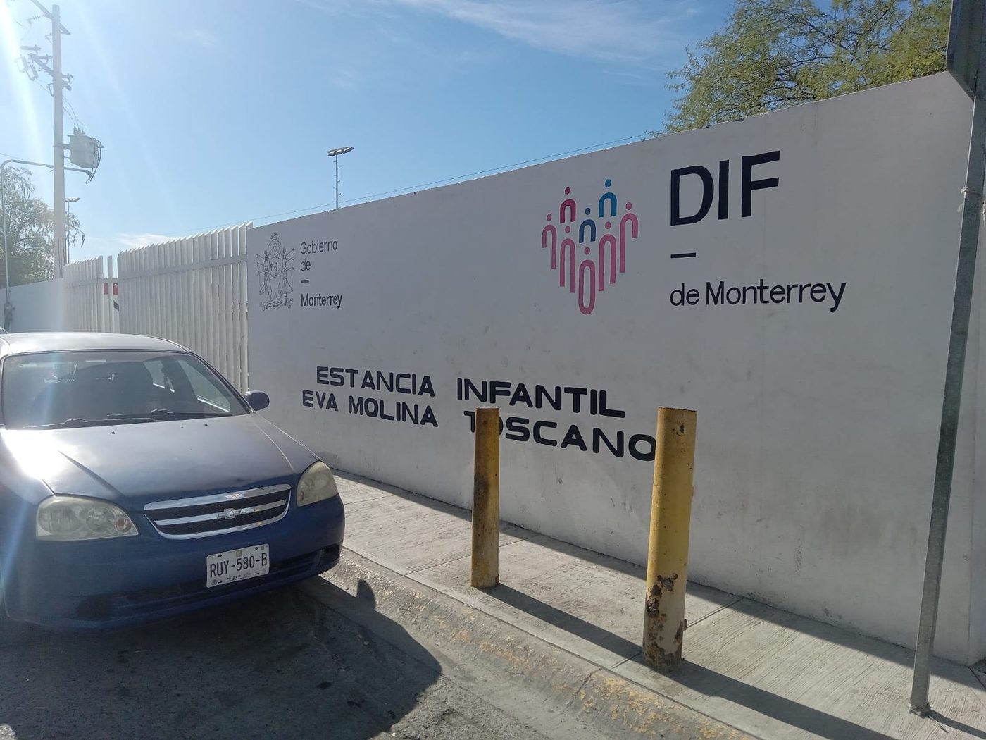 Fachada exterior de Estancia Infantil Eva Molina Toscano del DIF de Monterrey con rotulación oficial del gobierno municipal y logotipo institucional en pared de concreto, instalada por Punto Clave