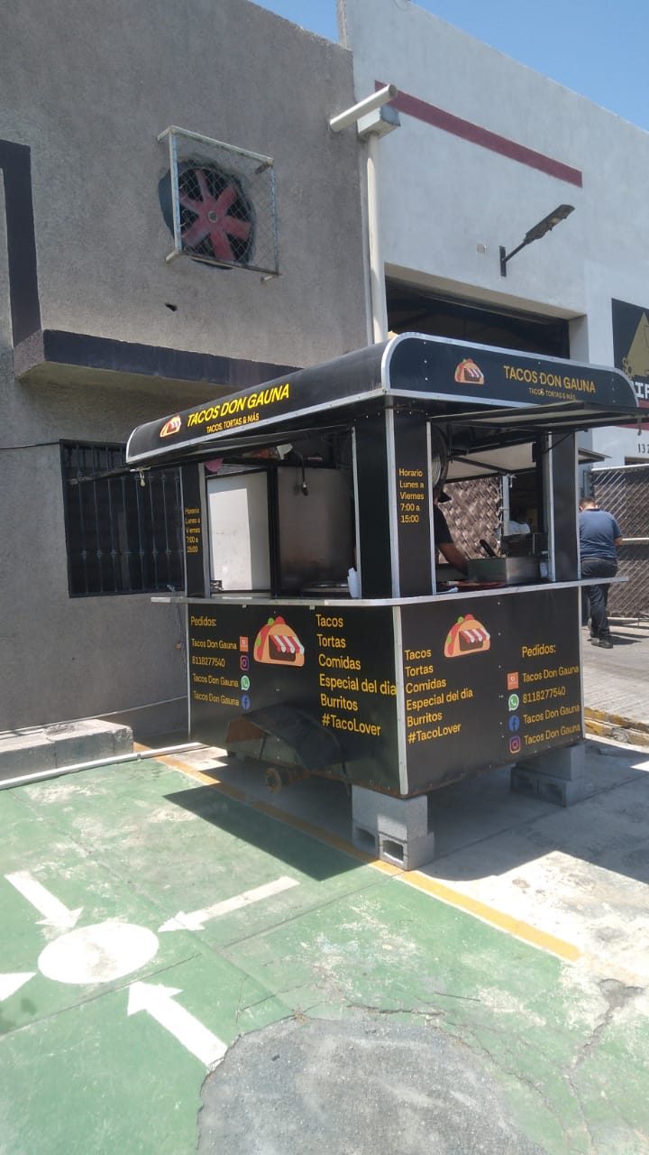Carrito de tacos Tacos Don Gauna con wrap completo de vinil impreso negro mostrando menú, horarios, redes sociales e información de contacto, producido e instalado por Punto Clave
