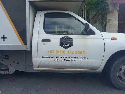 Comando Manufacturing Group — pickup puerta logo