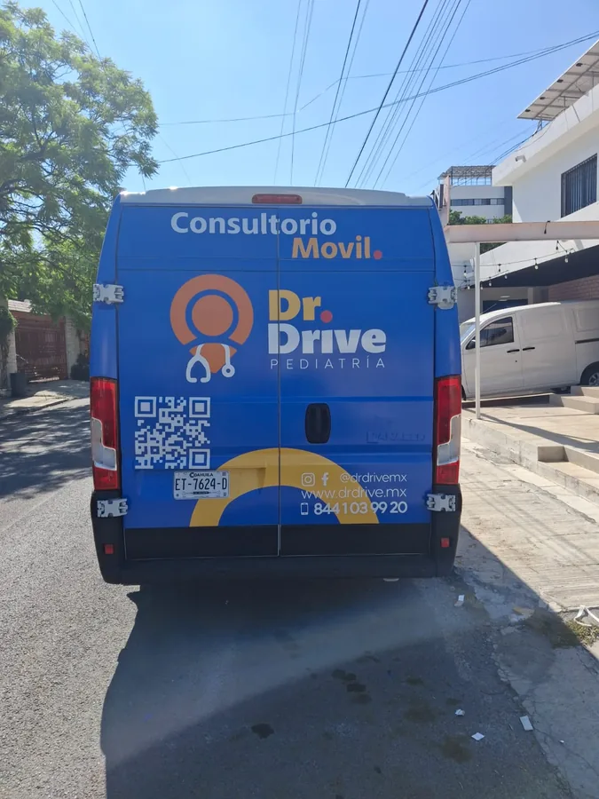 Dr. Drive Pediatría — Rotulación vehicular por Punto Clave Monterrey