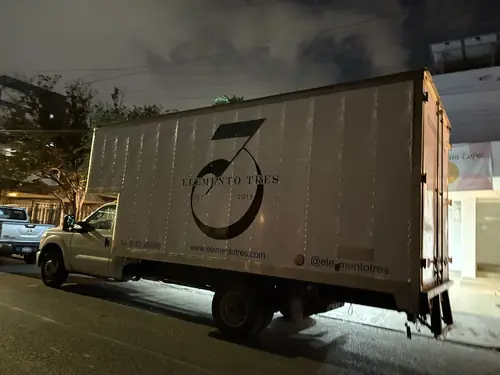 Elemento Tres — camion lateral noche