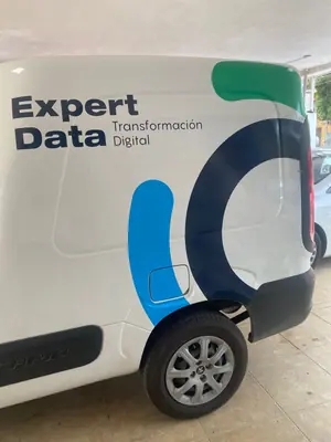 Expert Data — van trasera detalle rueda