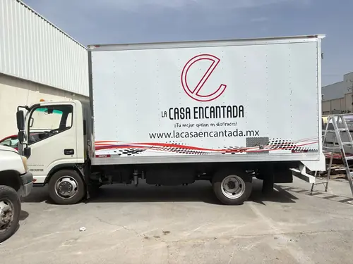 La Casa Encantada — camion lateral completo