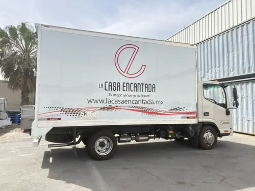 La Casa Encantada — camion lateral logo