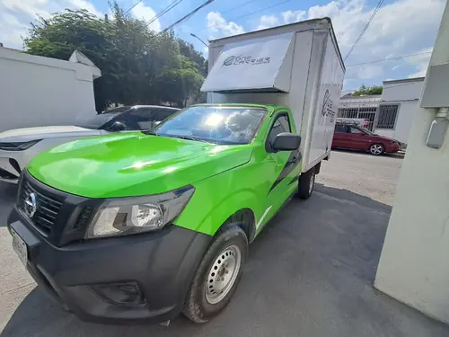One Carrier Logistics — pickup frontal verde