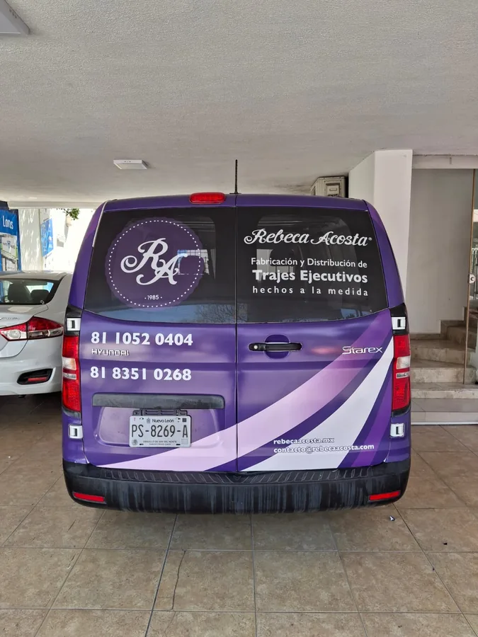 Rebeca Acosta — Trajes Ejecutivos — Rotulación vehicular por Punto Clave Monterrey