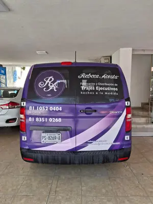 Rebeca Acosta — Trajes Ejecutivos — starex trasera logo
